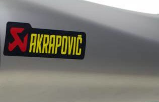 Akrapovic Hüllenkit Edelstahl- V4A Hülle, Nietbändern, Edelstahl- V4A Niete, Aufkleber